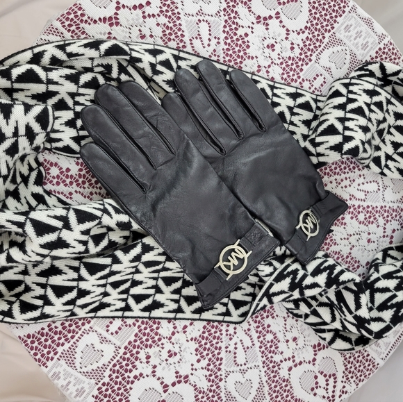 Michael Kors Signature Infinity Scarf and Gloves - Picture 9 of 9
